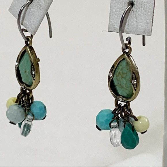 Dainty faceted turquoise and bead cluster teardrop earrings - Picture 4 of 7